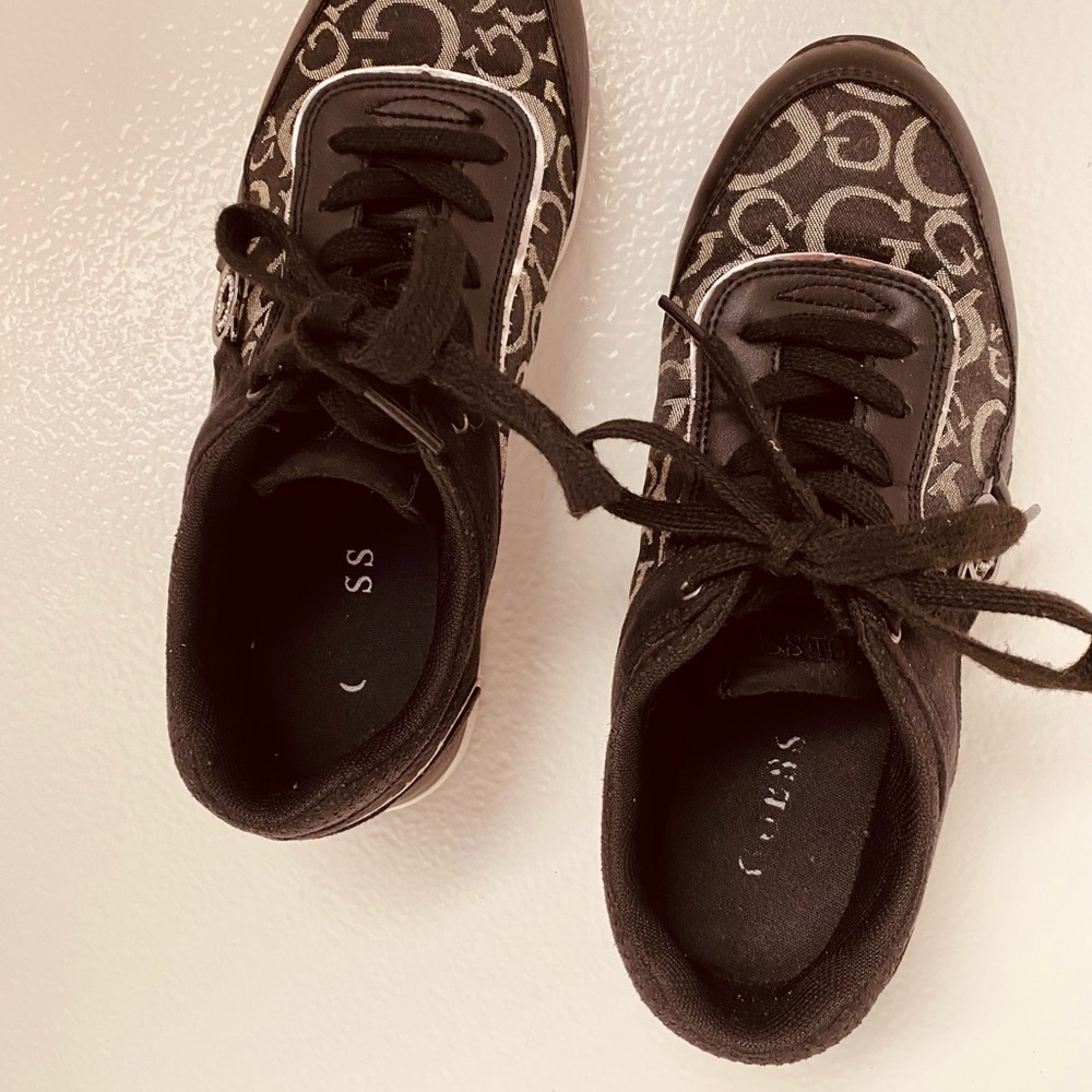 Guess Women's Size 7.5 M Black Fashion Sneaker Shoes Logo